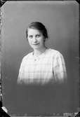 Ateljéporträtt - Karin Bäckman från Östhammar, Uppland 1924