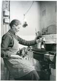 Skerike sn, Västerås, Skerikesby.
Gröten kokas. 1930-tal.