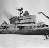 Varvet runt- en bildutställning
Någon gång tog vintern ett hårt grepp om fartyg och varv. Vintern 1956 kom jagaren Uppland svårt nedisad till kaj.