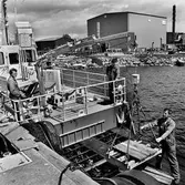 Varvet runt- en bildutställning
Provbelastning 1996 av däckskran på KBV 310. Fartyget har skrov och överbyggnad av aluminium och ingår i en serie av elva enheter.