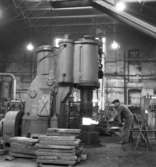 Varvet runt- en bildutställning
Smeden Harry Holmqvist smider stålämnen till Svenska Kullagerfabriken. Det har funnits smedjor på varvet i nästan 300 år. Den första anlades på 1680-talet på Wämövarvet. Den sista avvecklades på 1970-talet.