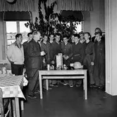 Varvet runt- en bildutställning
Skyddsinspektör Gunnar Kristell informerar nya lärlingar 1962 om arbetarskydd och demonstrerar personlig skyddsutrustning. Hälsorisker i arbetsmiljön var bl a svetsrök, damm och lösningsmedel. Senare avslöjades den farliga asbesten och dess skadeverkningar.