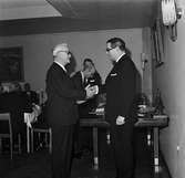 Varvet runt- en bildutställning
Kontorsskrivare Otto Frank, 49 tjänsteår, avtackas av direktör Stig Bergelin vid pensionärsträffen i december 1967.