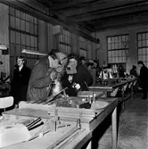 Varvet runt- en bildutställning
Varvets skolverkstad hade årligen en föräldradag då eleverna visade vad de höll på med. Pojken på bilden svetsar. Men vem är damen till höger som intresserat följer arbetet genom svetsskärmen? Mamma förstås! Året var 1968. Skolan avvecklades på 1980-talet.