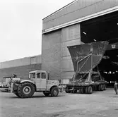 Varvet runt- en bildutställning
Förstäven till minfartyget, Älvsborg, under transport från Svetshallen till stapelbädden i Stora verkstadsbyggnaden 1969.