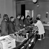 Varvet runt- en bildutställning
Under senare delen av 1940-talet ombyggdes en del av Sjöinstrument- och Sjökarteförrådets nedre våning till personalmarketenteri. Rörelsen drevs ett tiotal år av Marinlottorna, därefter av entrepenör. Marketenteriet lades ner 1973. Det var då slitet och orationellt.