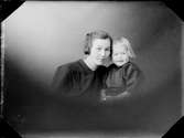 Ateljéporträtt - Amalia Söderlund med barn från Gräsö, Uppland 1923