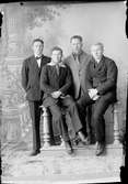 Ateljéporträtt - fyra män från Valö socken, Uppland 1924