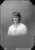 Ateljéporträtt - Stina Sjölund, Östhammar, Uppland 1923