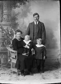 Ateljéporträtt - skogvaktare W Karlsson med familj, från Sanda, Harg socken, Östhammar, Uppland 1923