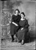 Ateljéporträtt - Erika Sundberg och Margit Zeidlitz från Östhammar, Uppland 1923