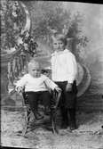 Ateljéporträtt - barn till Skogvaktare W. Karlsson från Sanda, Harg socken, Östhammar, Uppland 1923