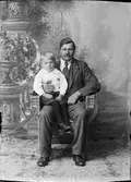 Ateljéporträtt - skogvaktare W Karlsson med son, från Sanda, Harg socken, Östhammar, Uppland 1923