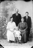 Ateljéporträtt - E Ström med familj, från Tulka, Häverö socken, Uppland 1923