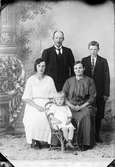 Ateljéporträtt - E Ström med familj, från Tulka, Häverö socken, Uppland 1923
