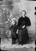 Ateljéporträtt - Sigrid och Lilly Jansson från Malsättra, Harg socken, Uppland 1923