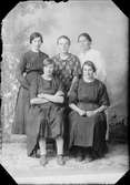 Ateljéporträtt - Anna Andersson från Kolarmora, Hargs socken och fyra kvinnor, Östhammar, Uppland 1923
