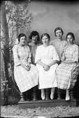 Ateljéporträtt - fem unga kvinnor från Östrhammar, Uppland 1923