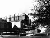 Forsbacka jernverk. Hyttan och del av huvudkraftcentralen till vänster. Foto: Carl Larsson, 1920-talets början.