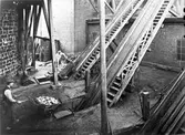 Forsbacka jernverk. Malmuppfordringen till rostugnarna. Foto: Carl Larsson, 1920-talets början.