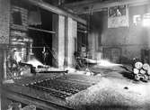 Forsbacka jernverk. Masugnen, samtidigt utslag från två masugnar. Foto: Carl Larsson, 1920-talets början.