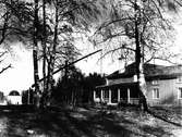Värdshuset till höger. Till vänster skymtar kapellet. Foto: Carl Larsson, 1920-talets början.