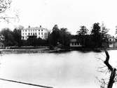 Forsbacka herrgård till vänster. Övre Säljet i förgrunden. Foto i början av 1900-talet, troligen 1907-08.