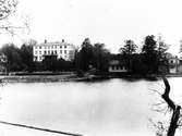 Forsbacka herrgård till vänster. Övre Säljet i förgrunden. Foto i början av 1900-talet, troligen 1907-08.