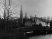 Forsbacka jernverk. Från vänster knipphammarsmedja, ångmaskinhus, såg och snickarverkstad. Foto i slutet av 1800-talet, före år 1890. Foto: Carl Larsson, Gefle.