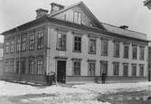 Dybeckska gården vid femte tvärgatan 13, Brynäs.
Första möteslokalen 1885-1988 för
Trä - brädgårds och järnarbetarnas fackförening
samt socialistklubben.