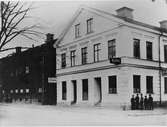 Hörnet av Norra Centralgatan och Ruddammsgatan.
Inköptes 1916 av nystiftade Folkets Hus föreningen.