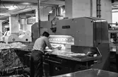 Man i arbete vid skärmaskin på pappersbruket Papyrus i Mölndal, hösten 1970. Skärsalen, tredje våningen? Byggnad 18.