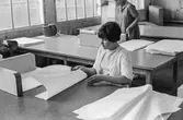 Kvinna i arbete med att sortera papper på pappersbruket Papyrus i Mölndal, hösten 1970.