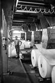 Man i arbete vid maskin på pappersbruket Papyrus i Mölndal, hösten 1970.