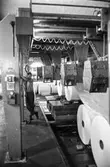 Man i arbete vid maskin på pappersbruket Papyrus i Mölndal, hösten 1970.