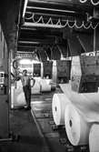 Man i arbete vid maskin på pappersbruket Papyrus i Mölndal, hösten 1970. Voldemar Mei. Klippmaskin 5, byggnad 10.
