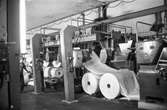 Man i arbete vid maskin på pappersbruket Papyrus i Mölndal, hösten 1970. Klippmaskin 5, byggnad 10.