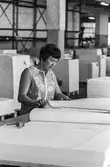 Kvinna i arbete med att sortera papper på pappersbruket Papyrus i Mölndal, hösten 1970.