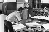 Man i arbete vid klipp KM 2, byggnad 6 på pappersbruket Papyrus i Mölndal, hösten 1970.