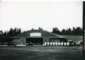 Västerås Hässlö 5:1 Hangar K0077.081 vid F1 Västerås Flygflottilj
1940-talet ?
Två flygplan utanför hangaren.