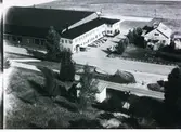Flygfoto över Västerås Hässlö 5:1 Hangar K0077.081 vid F1 Västerås Flygflottilj. Kontorsdel, 1960-talet ?