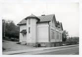 Västerås, Lustigkulla, kv. Gertrud.
Västeråskopias hus, från Västra Ringvägen. 1972.