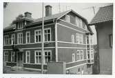 Västerås, Lustigkulla, kv. Greta.
Byggnad med burspråk, Lustigkullagatan 18. 1972.