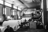 Man i arbete vid maskin på pappersbruket Papyrus i Mölndal, hösten 1970. PM 5, byggnad 9.