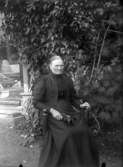 Äldre kvinna vid prästgårdens veranda, Lillhärad.