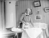 Kvinna med strykjärn.