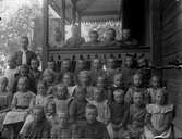 Lärare med småskoleklass, ca 1910.