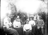Grupporträtt, bl a familjen Mellgren, Lillhärad ca 1910.