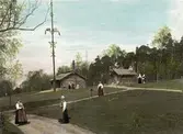 Kullor vid Moragården, Skansen. Handkolorerat fotografi. 