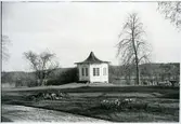 Skinnskatteberg sn, Skinnskattebergs kn.
Paviljong i Baggbron.
